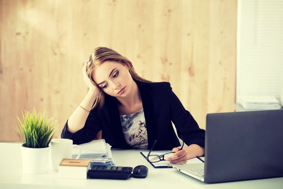 bored-businesswoman-at-her-desk_gettyimages-495625552_large28129